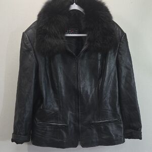 Elegant Black Leather Jacket with Fur Collar
